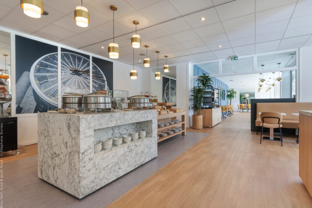 Buffet du petit-déjeuner en marbre sous les suspensions dorées