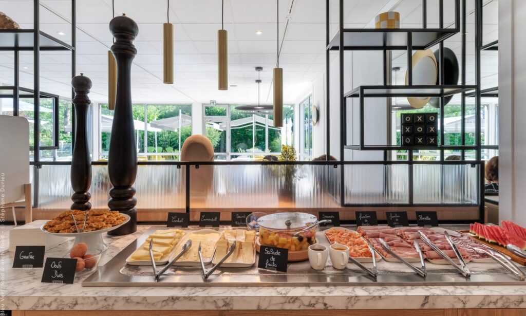 Buffet du petit-déjeuner et étagères en métal noir