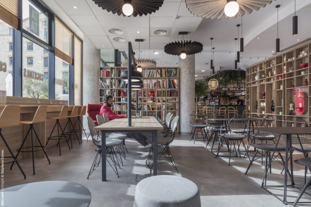 Café-coworking et bibliothèque du lobby