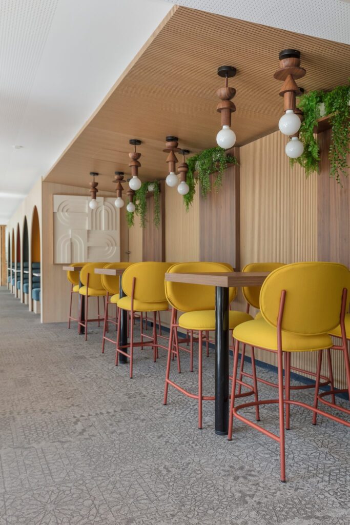 Tables hautes aux chaises jaunes