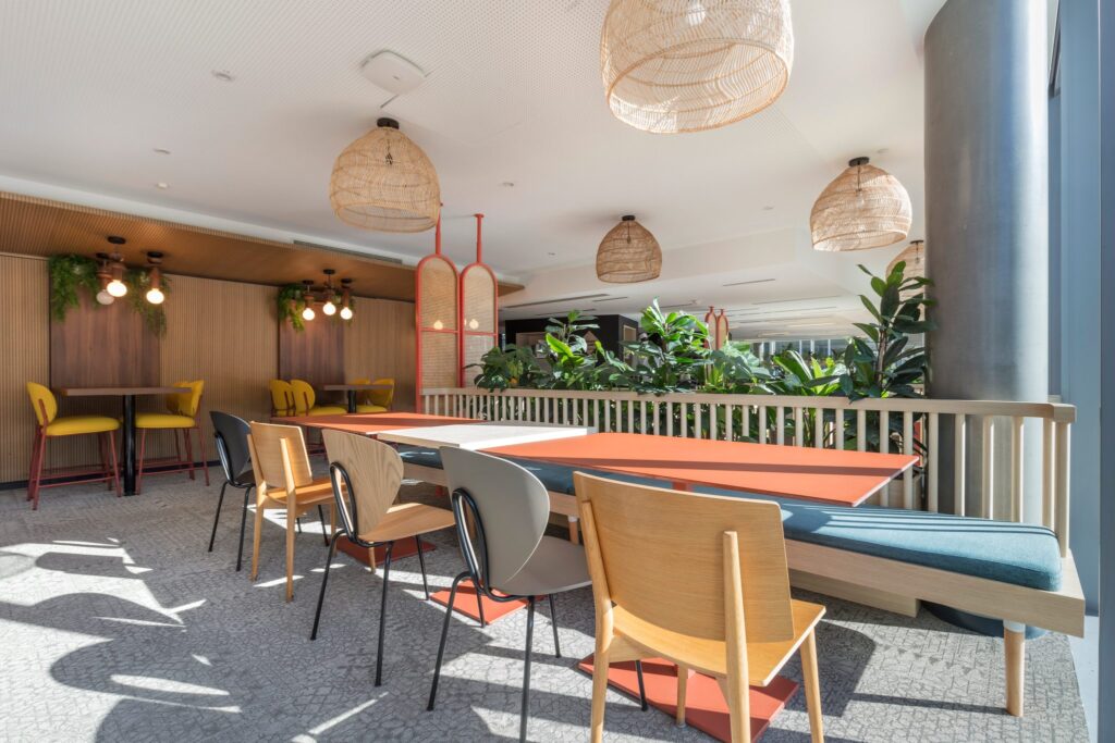 Tables et suspensions en rotin