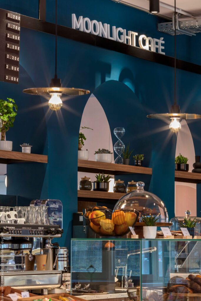 Comptoir et enseigne du Moonlight Café