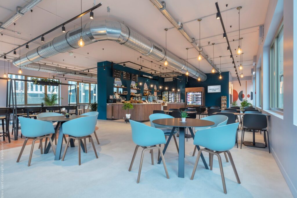 Salle aux chaises bleu ciel du Moonlight Café