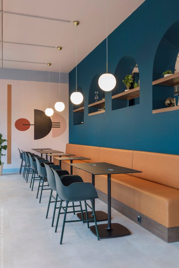 Banquette le long du mur bleu aux arches