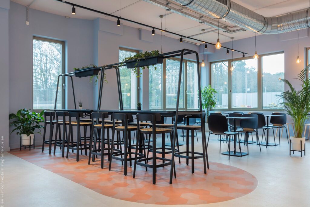 Grande table haute sur tapis corail